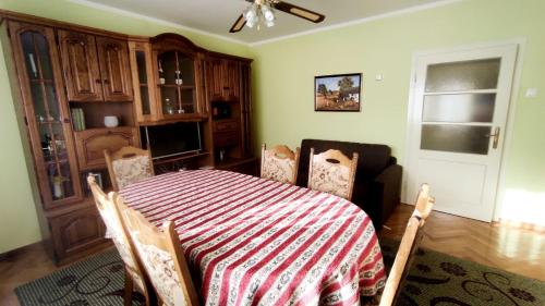 a dining room with a table and chairs in a room at Kuća za odmor Proljeće in Ðakovo
