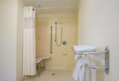 een badkamer met een douche en een douchegordijn bij Hampton by Hilton Brattleboro in Brattleboro