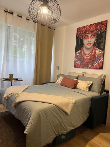 - une chambre avec un lit orné d'une grande peinture murale dans l'établissement joli studio paris 16 Victor Hugo, à Paris