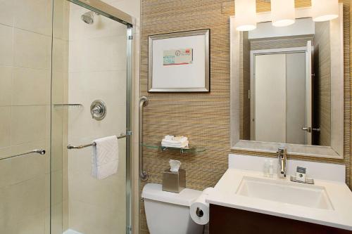 uma casa de banho com um WC, um lavatório e um chuveiro em DoubleTree by Hilton Baltimore - BWI Airport em Linthicum Heights