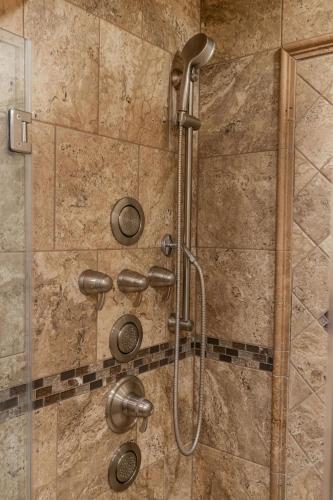 Ein Badezimmer in der Unterkunft Inn at the Colonnade Baltimore - A DoubleTree by Hilton Hotel