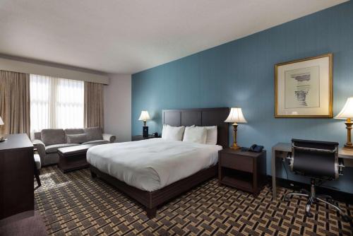 Ein Bett oder Betten in einem Zimmer der Unterkunft Inn at the Colonnade Baltimore - A DoubleTree by Hilton Hotel