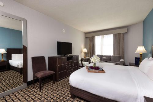 Ein Bett oder Betten in einem Zimmer der Unterkunft Inn at the Colonnade Baltimore - A DoubleTree by Hilton Hotel