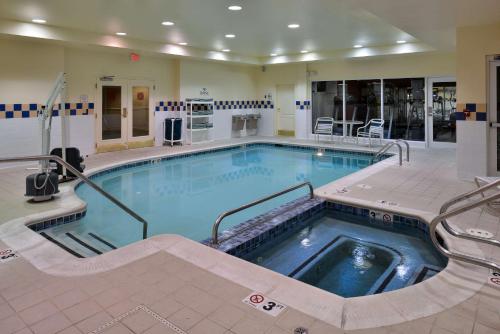 a large swimming pool in a hospital at Hilton Garden Inn Columbia in Columbia