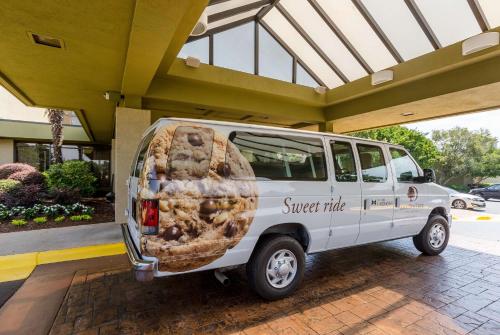 Une camionnette blanche avec une publicité pour le pain au dos dans l'établissement DoubleTree by Hilton Hotel Columbia, à Columbia