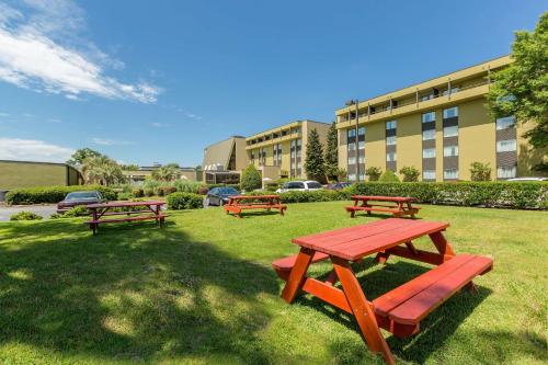 a group of picnic tables in the grass in front of a building at DoubleTree by Hilton Hotel Columbia in Columbia