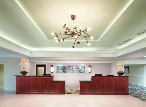 a large waiting room with a chandelier in the ceiling at DoubleTree by Hilton Hotel Columbia in Columbia
