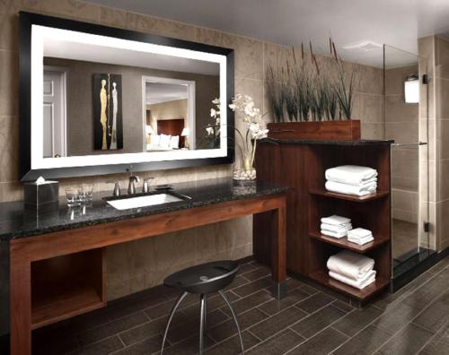 baño con lavabo, espejo y taburete en Hilton Akron/Fairlawn, en Fairlawn