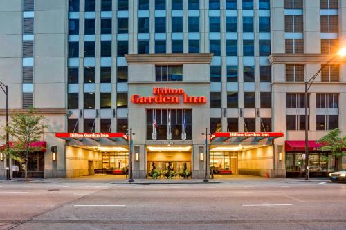 budynek z tabliczką na zajazd ogrodowy w obiekcie Hilton Garden Inn Chicago Downtown/Magnificent Mile w Chicago