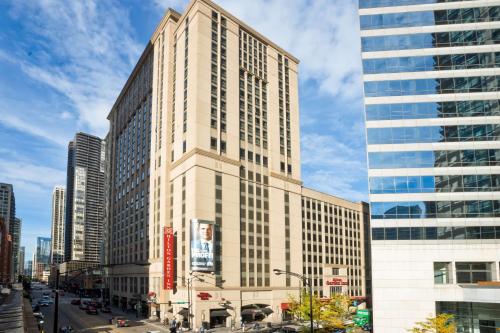 un edificio alto en una calle de la ciudad con edificios en Hilton Garden Inn Chicago Downtown/Magnificent Mile en Chicago