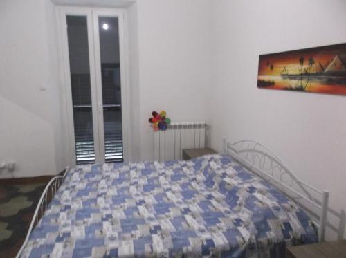 Schlafzimmer mit einem Bett mit Wandgemälde in der Unterkunft lunigiana vacanze al campogrande in Varano