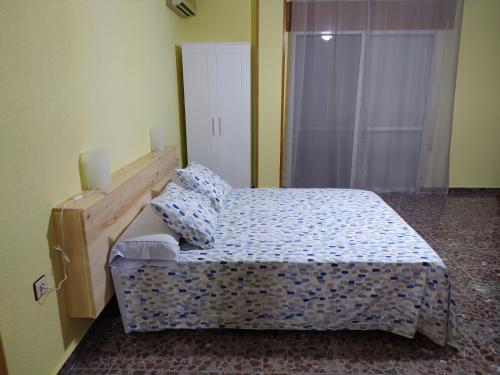 1 dormitorio con 1 cama en una habitación con paredes amarillas en Casa del carpintero, en Alhama de Murcia