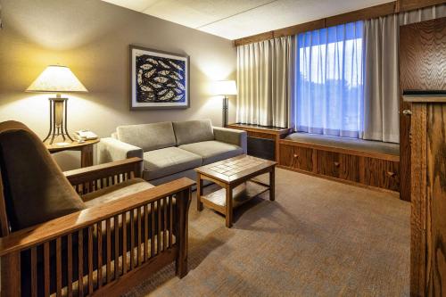 曼德林的住宿－雷博特貝爾曼德蘭希爾頓逸林酒店，带沙发和窗户的客厅