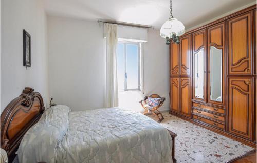 Kama o mga kama sa kuwarto sa 4 Bedroom Cozy Home In Reggio Calabria