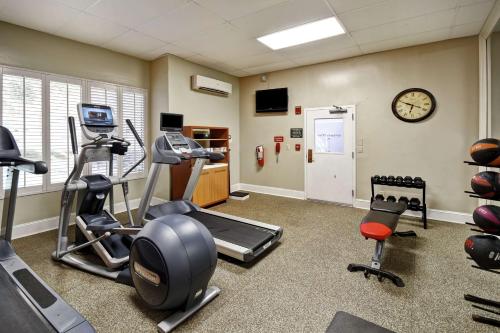 Фитнес-центр и/или тренажеры в Embassy Suites Charleston - Historic District