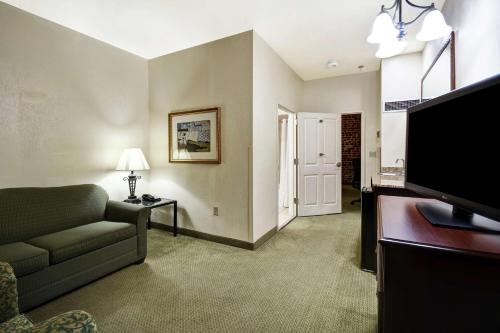 Телевизор и/или развлекательный центр в Embassy Suites Charleston - Historic District