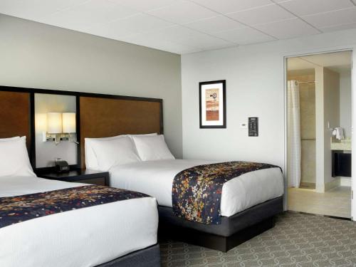 Ein Bett oder Betten in einem Zimmer der Unterkunft DoubleTree by Hilton Hotel Cedar Rapids Convention Complex