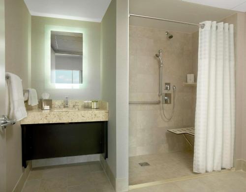 y baño con ducha y lavamanos. en DoubleTree by Hilton Hotel Cedar Rapids Convention Complex en Cedar Rapids