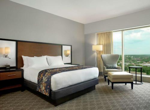 Ein Bett oder Betten in einem Zimmer der Unterkunft DoubleTree by Hilton Hotel Cedar Rapids Convention Complex