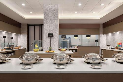 Kuchyň nebo kuchyňský kout v ubytování Embassy Suites by Hilton Cleveland Rockside