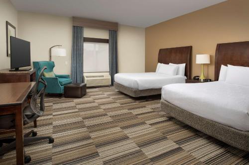 Habitación de hotel con 2 camas y escritorio en Hilton Garden Inn Charlotte/Mooresville en Mooresville