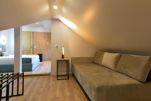 a living room with a couch and a bed at Prinz Gregor in Braşov