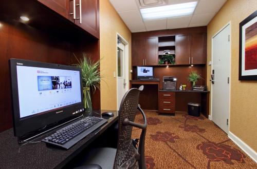 an office with a desk with a computer on it at Hilton Garden Inn Columbus Airport in Columbus