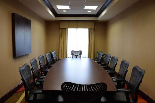 a conference room with a large table and chairs at Hilton Garden Inn Columbus/Polaris in Columbus