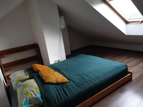 a bedroom with a bed with a pillow and a window at Apartament Centrum przy Wiśle, Żydowska dzielnica in Krakow