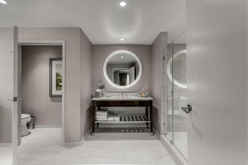 y baño con lavabo y espejo. en Hilton Columbus at Easton en Columbus