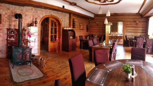 uma sala de jantar com uma mesa e algumas cadeiras em Oro Cavallo em Karpacz