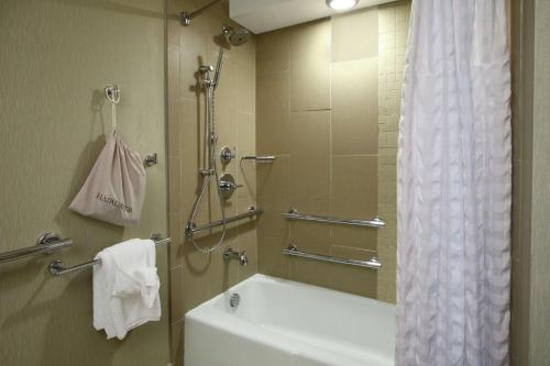 Ванная комната в Doubletree by Hilton Newark