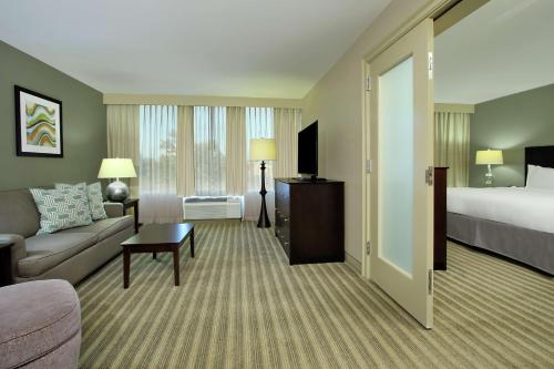 um quarto de hotel com uma cama e um sofá em Doubletree by Hilton Newark em Newark