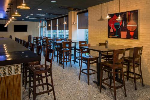 Ресторан / где поесть в Doubletree by Hilton Newark