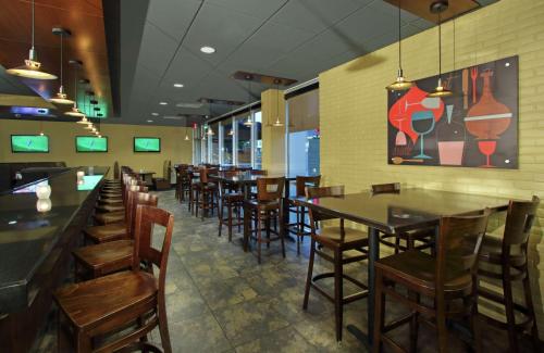 Ресторан / где поесть в Doubletree by Hilton Newark