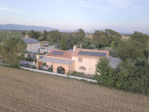una vista aérea de una casa con paneles solares en su techo en Le Spa des lavandes en Valensole