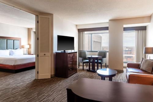 une chambre d'hôtel avec un lit et une télévision dans l'établissement DoubleTree Suites by Hilton Hotel Columbus Downtown, à Columbus