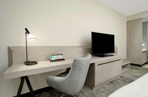 Una televisión o centro de entretenimiento en Hilton Garden Inn Columbus-University Area