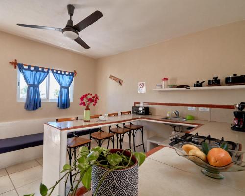 uma cozinha com uma ventoinha de tecto e uma bancada. em Bungalows Las Hamacas em San Patricio - Melaque