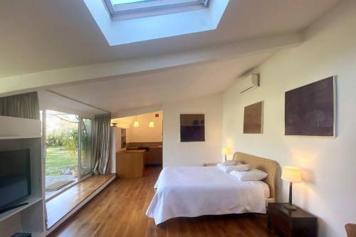 Postel nebo postele na pokoji v ubytování Authentic Luxury Suite with collective Pool and Jacuzzi