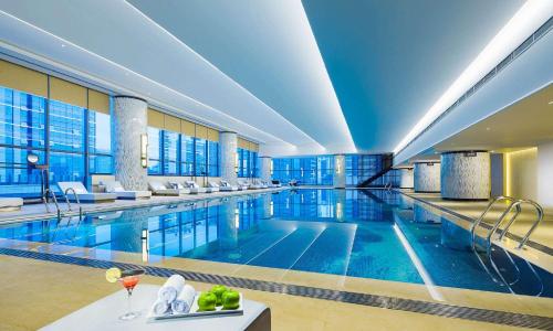 a large swimming pool in a large building at Hilton Zhuzhou in Zhuzhou