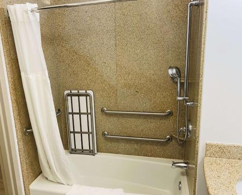 y baño con ducha y cortina de ducha. en Hilton Garden Inn Columbia, en Columbia
