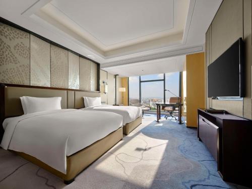 Postel nebo postele na pokoji v ubytování Hilton Zhuzhou
