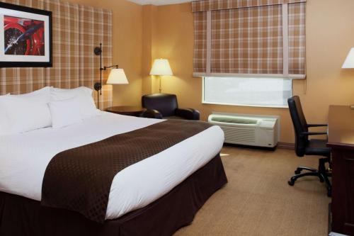 Ένα ή περισσότερα κρεβάτια σε δωμάτιο στο DoubleTree by Hilton Cincinnati Airport