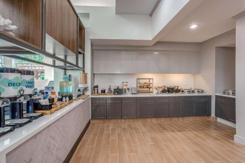 Kuchyň nebo kuchyňský kout v ubytování Hilton Garden Inn Cincinnati/Sharonville