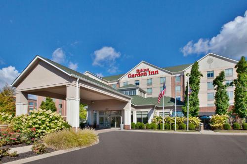 un hotel con un letrero que dice posada virgen de vacaciones en Hilton Garden Inn Dayton/ Beavercreek, en Beavercreek