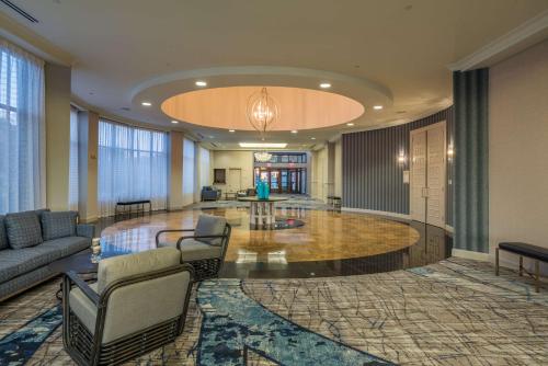 Χώρος καθιστικού στο Hilton Dallas/Rockwall Lakefront Hotel