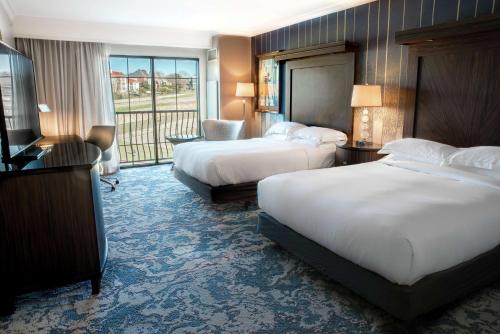 Ένα ή περισσότερα κρεβάτια σε δωμάτιο στο Hilton Dallas/Rockwall Lakefront Hotel