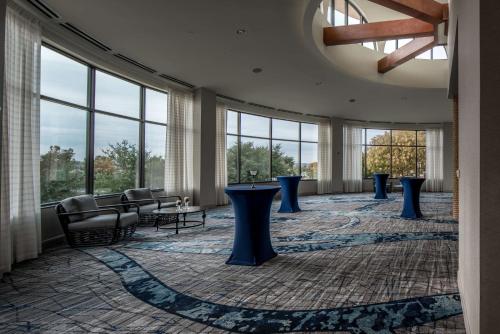 Χώρος καθιστικού στο Hilton Dallas/Rockwall Lakefront Hotel
