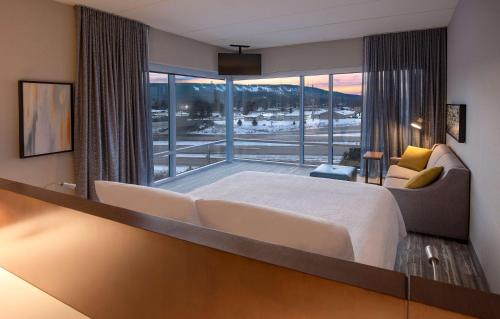 een slaapkamer met een groot bed en een groot raam bij DoubleTree by Hilton Dallas Near the Galleria in Dallas